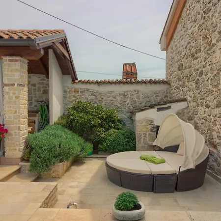 빌라 Stone Parentium With Private Pool In Porec Dračevac